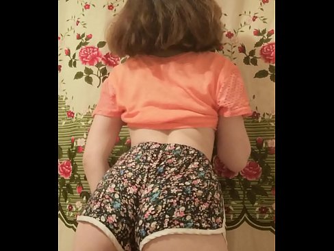 ❤️ Sexy ung babe tar av seg shortsen på kamera ️ Superporno hos oss ❌️