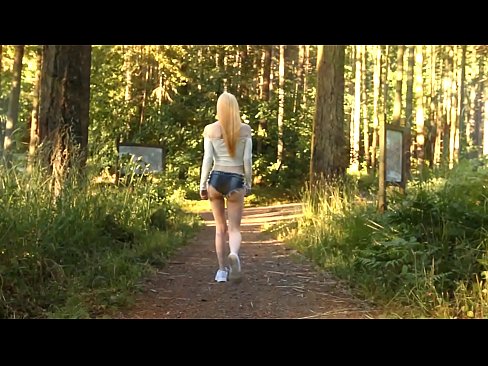 ❤️ Vakker kvinne beveger seg sakte, ikke nakenvideo ️ Superporno hos oss ❌️